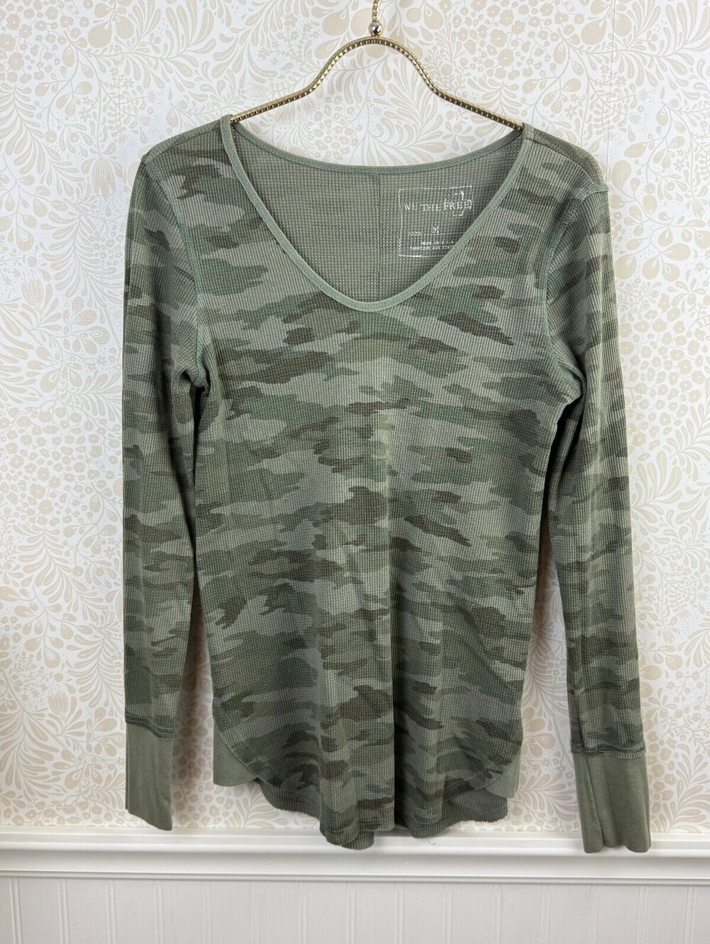 We The Free Green Camo Thermal Long Sleeve V-Neck Tee - Size - Medium - Picture 6 of 6